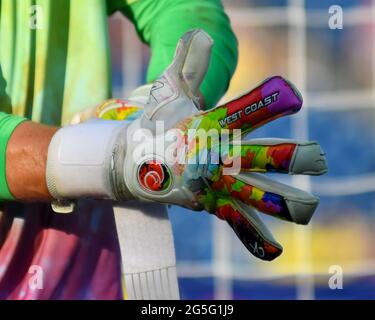 Nashville, Tennessee, États-Unis. 26 juin 2021. Les gants du gardien de but de Nashville, Joe Willis (1), lors du match MLS entre le CF Montréal et le Nashville SC au Nissan Stadium de Nashville, TN. Kevin Langley/CSM/Alamy Live News Banque D'Images