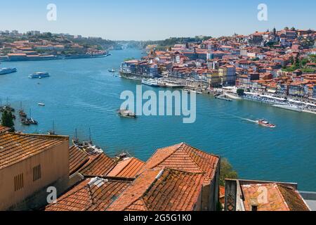 Porto, district de Porto, Portugal. Vue sur le fleuve Douro de Vila Nova de Gaia au quartier de Ribeira. Porto est connu sous le nom de Porto en anglais. L'histor Banque D'Images