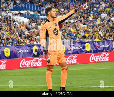 Nashville, Tennessee, États-Unis. 26 juin 2021. James Pantemis (41), gardien de but de Montréal, signale ses coéquipiers lors du match MLS entre le CF Montréal et le Nashville SC au Nissan Stadium de Nashville, TN. Kevin Langley/CSM/Alamy Live News Banque D'Images