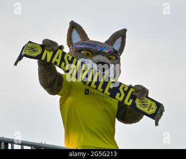 Nashville, Tennessee, États-Unis. 26 juin 2021. Nashville Soccer Mascot, Tempo le Coyote pendant le match MLS entre CF Montréal et Nashville SC au Nissan Stadium de Nashville, TN. Kevin Langley/CSM/Alamy Live News Banque D'Images