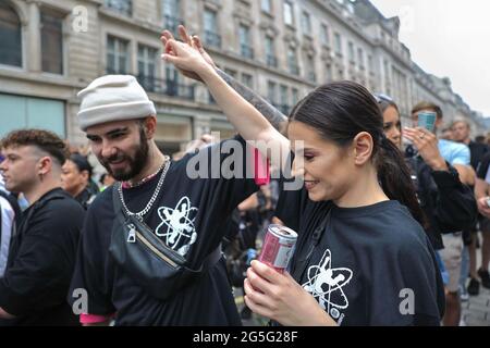 Londres, Royaume-Uni. 27 juin 2021. Les participants dansent pendant la démonstration. Un groupe de musiciens a organisé une manifestation de course « Save the Scene » pour sensibiliser et recueillir des fonds pour l'industrie musicale au Royaume-Uni, qui a été entravée par les restrictions de la COVID-19. La course commence du siège de la BBC à Downing Street. Crédit : SOPA Images Limited/Alamy Live News Banque D'Images