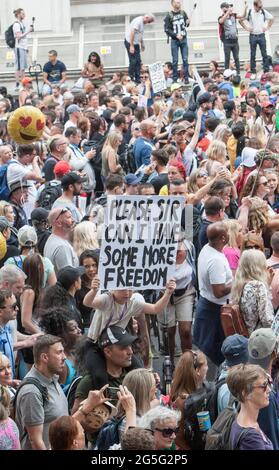 Londres, Royaume-Uni. 26 juin 2021. Les manifestants remplissent Whitehall à Downing Street pour montrer combien de personnes sont mécontents des restrictions de confinement imposées par Boris Johnson lors de la Freedom March exigeant la fin des restrictions COVID-19 à Londres. Crédit : Martin Pope/SOPA Images/ZUMA Wire/Alay Live News Banque D'Images