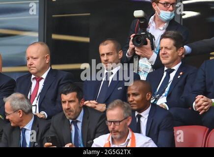 Budapest, Hongrie. 27 juin 2021. Football: Championnat d'Europe, pays-Bas - République tchèque, dernière manche, tour de 16 à l'arène de Puskas. Aleksander Ceferin (au centre), président de l'UEFA, est assis dans les tribunes. Credit: Robert Michael/dpa-Zentralbild/dpa/Alay Live News Banque D'Images