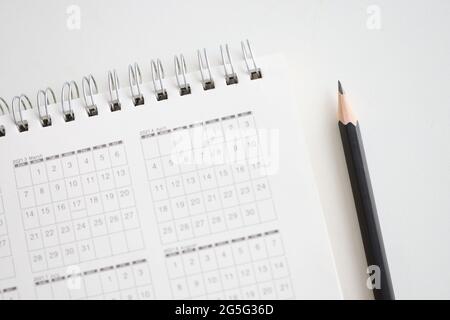 Crayon en bois pointu à proximité du calendrier papier pour les gros plan 2021 Banque D'Images
