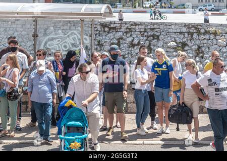 Les fans de BH saluent l'équipe féminine de basket-ball BH devant l'hôtel de ville Banque D'Images