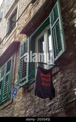 ŠIBENIK, CROATIE - AOÛT 31 2018 : panneau 'Rooms to let' à Šibenik. Banque D'Images