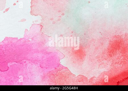 Macro gros plan d'un dégradé abstrait d'aquarelle rouge et rose emplir l'arrière-plan de taches d'aquarelle. Arrière-plan papier blanc texturé. Banque D'Images
