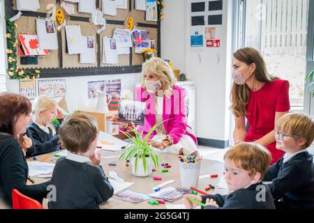 La première dame des États-Unis Jill Biden et Catherine, la duchesse de Cambridge, visitent une salle de classe à la Connor Downs Academy le 11 juin 2021 à Hayle, Cornwall, Royaume-Uni. Banque D'Images