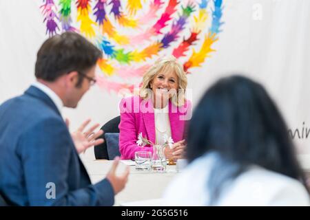 La première dame des États-Unis Jill Biden participe à une table ronde sur l'éducation à la Connor Downs Academy le 11 juin 2021 à Hayle, Cornwall, Royaume-Uni. Banque D'Images