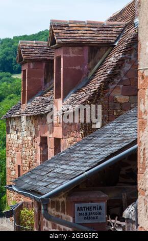 COLLONGES-LA-ROUGE, LIMOUSINE, FRANCE - JUIN 27 2018 : maisons rouges traditionnelles de Collonges-la-Rouge. Banque D'Images