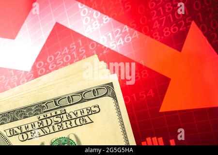 Concept de dévaluation, effondrement, stagnation de l'économie, devise américaine sur un graphique boursier rouge avec des flèches vers le bas Banque D'Images