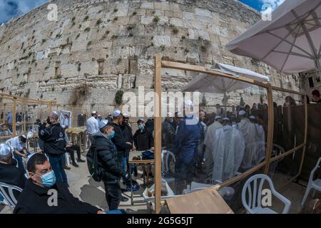 Jérusalem, Israël. Une cérémonie de bar Mitzvah au mur occidental, l'un des endroits les plus saints pour le judaïsme, pendant la pandémie de COVID. La zone était équipée de barrières et de diviseurs pour séparer les gens qui priaient et garder une mesure de distance sociale. Banque D'Images