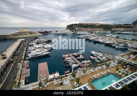 MONTE-CARLO, MONACO - 3 2018 MAI : port de Monaco vu de Monte-Carlo. Banque D'Images