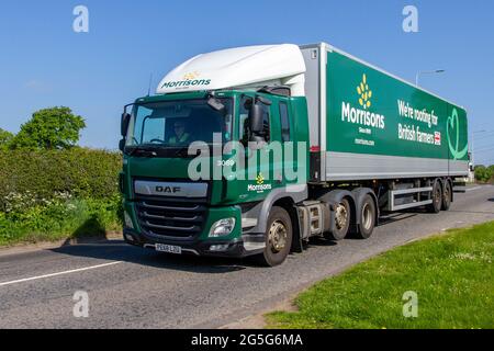 Morrisons supermarché HGV DAF camion articulé voyageant dans le Cheshire, Royaume-Uni Banque D'Images