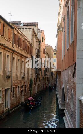 VENISE, ITALIE - AVRIL 14 2018 : télécabine sur le canal. Banque D'Images