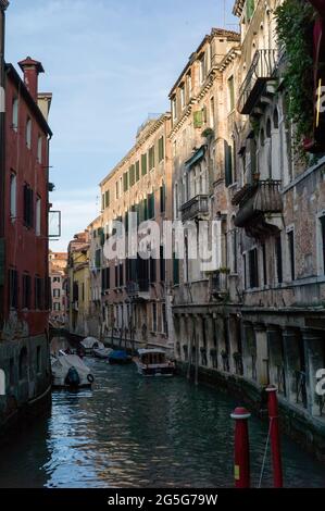 VENISE, ITALIE - AVRIL 14 2018 : Bateaux sur le canal. Banque D'Images