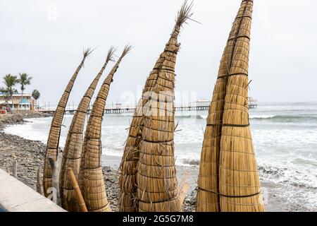 Huanchaco, au Pérou, abrite le surf, le ceviche et les célèbres radeaux à roseaux utilisés par les pêcheurs appelés Caballitos de totora. Banque D'Images