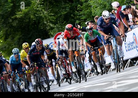 Tour de France 2021, étape 2 Perros -Guirec au mur de Bretagne Guerlédan. 27 juin 2021. Mathieu Van Der poel (NED) d'Alpecin (à droite) - Fenix fait un mouvement dans le dernier kilomètre pour gagner la scène. Le maillot jaune au milieu Julian Alaphippe, Deceuninck Quickstep et Richie porte et Geraint Thomas d'Ineos Grenediers regardant sur. Crédit : Peter Goding/Alay Live News Banque D'Images