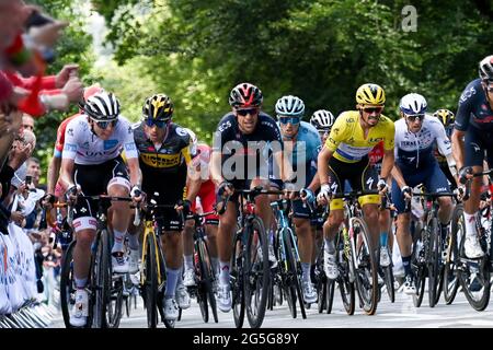 Tour de France 2021, étape 2 Perros -Guirec au mur de Bretagne Guerlédan. 27 juin 2021. L'équipe de Tadej Pogacar. Emirats Arabes Unis dans. Le maillot blanc, Primoz Roglil équipe Jumbo Visma, Richie porte pour Ineos Grenediers et le maillot jaune Julan Alaphippe tour le dernier km de la phase 2 crédit: Peter Goding/Alamy Live News Banque D'Images