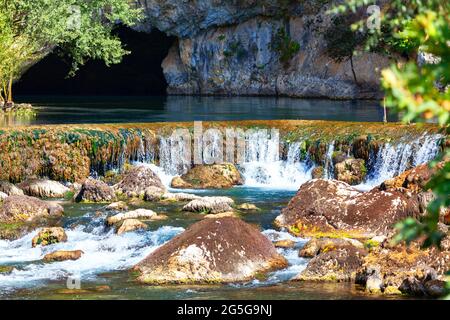 Source naturelle s'écoulant d'une caverne . Source pittoresque avec cascades . Vrelo Bune River Spring près de Blagaj en Bosnie-Herzégovine Banque D'Images