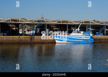 Bateau bleu élégant se reflétant dans l'eau du port de Dieppe France Banque D'Images