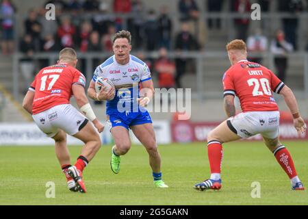 Eccles, Royaume-Uni. 27 juin 2021. James Donaldson (25), de Leeds Rhinos, cherche à dépasser Josh Johnson (17), de Salford Red Devils, et Harvey Livett (20), de Salford Red Devils, à Eccles, au Royaume-Uni, le 6/27/2021. (Photo de Simon Whitehead/News Images/Sipa USA) crédit: SIPA USA/Alay Live News Banque D'Images