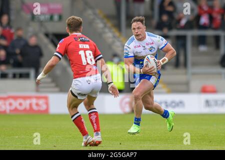 Eccles, Royaume-Uni. 27 juin 2021. James Donaldson (25), de Leeds Rhinos, cherche un passage au-delà de Chris Atkin (18), de Salford Red Devils à Eccles, au Royaume-Uni, le 6/27/2021. (Photo de Simon Whitehead/News Images/Sipa USA) crédit: SIPA USA/Alay Live News Banque D'Images