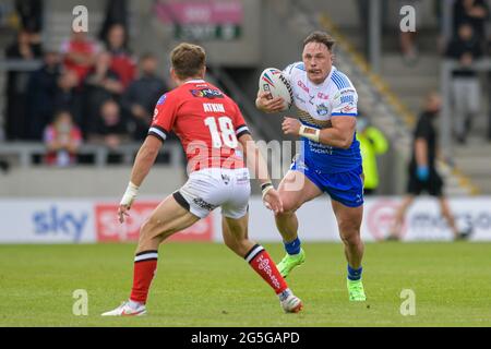 Eccles, Royaume-Uni. 27 juin 2021. James Donaldson (25), de Leeds Rhinos, cherche un passage au-delà de Chris Atkin (18), de Salford Red Devils à Eccles, au Royaume-Uni, le 6/27/2021. (Photo de Simon Whitehead/News Images/Sipa USA) crédit: SIPA USA/Alay Live News Banque D'Images