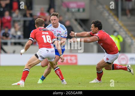 Eccles, Royaume-Uni. 27 juin 2021. James Donaldson (25) de Leeds Rhinos est attaqué par Chris Atkin (18) de Salford Red Devils et Elijah Taylor (13) de Salford Red Devils à Eccles (Royaume-Uni) le 6/27/2021. (Photo de Simon Whitehead/News Images/Sipa USA) crédit: SIPA USA/Alay Live News Banque D'Images