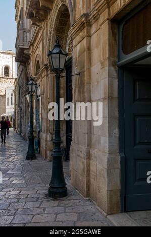 POLIGNANO A MARE, ITALIE - AVRIL 21 2018 : rue à Polignano. Banque D'Images