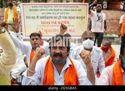 New Delhi, Inde. 27 juin 2021. Les militants du Front hindou unifié scandent des slogans pendant la manifestation.les militants du Front hindou unifié lancent un dharna à l'extérieur de l'Hindu Maha Sabha Bhawan, à New Delhi, demandant au Premier ministre de l'Inde d'établir une loi anti-conversion pour l'ensemble du pays. Crédit : SOPA Images Limited/Alamy Live News Banque D'Images