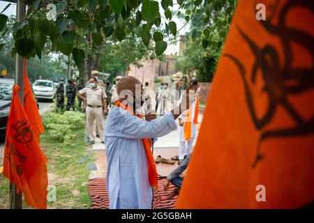 New Delhi, Inde. 27 juin 2021. Lors de la manifestation, le militant du Front hindou Uni scanne des slogans dans un microphone.les militants du Front hindou Uni font une dharna en dehors de Hindu Maha Sabha Bhawan, à New Delhi, demandant au Premier ministre de l'Inde de faire une loi anti-conversion pour tout le pays. Crédit : SOPA Images Limited/Alamy Live News Banque D'Images