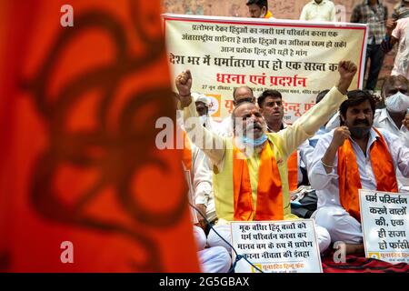 New Delhi, Inde. 27 juin 2021. Jai Bhagwan Goyal le président United Hindu Front scanne des slogans pendant la manifestation.les militants du Front hindou Uni ont une dharna en dehors de Hindu Maha Sabha Bhawan, New Delhi, demandant au Premier ministre de l'Inde de faire une loi anti-conversion pour tout le pays. Crédit : SOPA Images Limited/Alamy Live News Banque D'Images