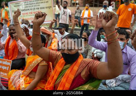 New Delhi, Inde. 27 juin 2021. Les militants du Front hindou unifié scandent des slogans pendant la manifestation.les militants du Front hindou unifié lancent un dharna à l'extérieur de l'Hindu Maha Sabha Bhawan, à New Delhi, demandant au Premier ministre de l'Inde d'établir une loi anti-conversion pour l'ensemble du pays. Crédit : SOPA Images Limited/Alamy Live News Banque D'Images