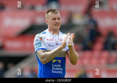 Alex Mellor (11) de Leeds Rhinos applaudit les supporters en voyage à la fin du match Banque D'Images