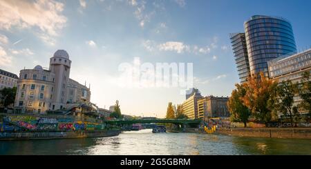 vienne, autriche - OCT 17, 2019: Architecture sur donaukanal au coucher du soleil. Voie de l'eau betweein célèbres bâtiments de l'observatoire d'urania et de la tour de l'uniqa à la veille Banque D'Images