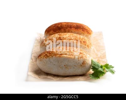 Trois poulet Tikka Empanadas isolé sur fond blanc Banque D'Images