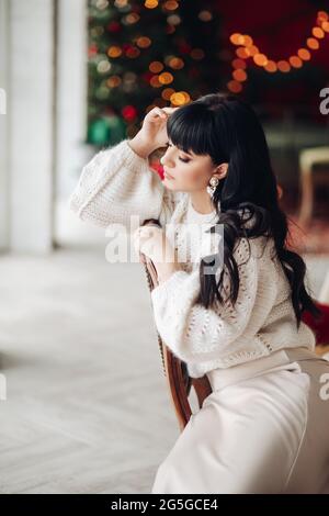 Belle femme élégante en beige. Banque D'Images