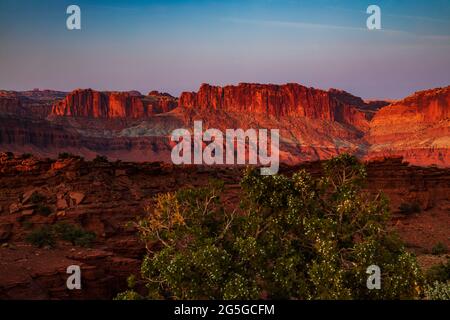 Waterpoche se coucher au coucher du soleil depuis Sunset point dans le parc national de Capitol Reef, Utah Banque D'Images