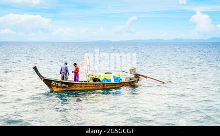 Krabi, Thaïlande, 9 novembre 2017 : bateau de pêche thaïlandais à longue queue dans la mer d'Andaman avec des îles à l'horizon Banque D'Images