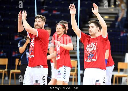 Hambourg, Allemagne. 22 juin 2021. Handball, 2ème Bundesliga, HSV Hamburg - ASV Hamm-Westfalen. Tobias Schmmelbauer (l) et Philipp Bauer de HSV Hamburg célèbrent leur promotion au Bundesliga. Crédit : MSSP - Michael Schwartz/MSSP/dpa/Alay Live News Banque D'Images