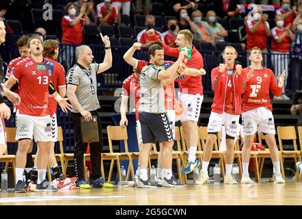 Hambourg, Allemagne. 22 juin 2021. Handball, 2ème Bundesliga, HSV Hamburg - ASV Hamm-Westfalen. Applaudissements au banc de l'équipe de Hambourg autour de l'entraîneur Torsten Jansen. Crédit : MSSP - Michael Schwartz/MSSP/dpa/Alay Live News Banque D'Images