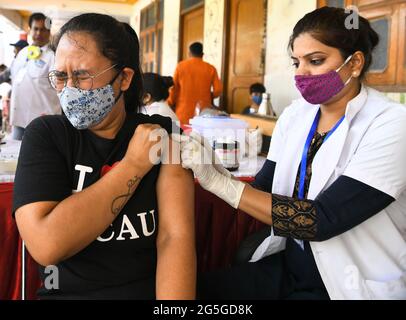 Beawar, Rajasthan, Inde, 27 juin 2021 : un jeune bénéficiaire réagit lorsqu'elle reçoit une dose de Covishield (vaccin COVID-19) lors d'une campagne de vaccination spéciale dans un centre de vaccination de Beawar. Le premier cas de la variante Delta-plus du coronavirus dans le Rajasthan a été trouvé dans le Bikaner. Au total, 48 cas de Delta plus et quatre décès ont été signalés dans 10 États de l'Inde. Crédit : Sumit Saraswat/Alay Live News Banque D'Images