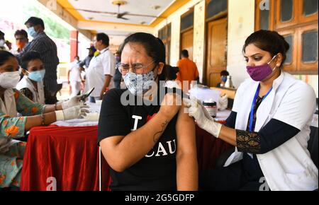 Beawar, Rajasthan, Inde, 27 juin 2021 : un jeune bénéficiaire réagit lorsqu'elle reçoit une dose de Covishield (vaccin COVID-19) lors d'une campagne de vaccination spéciale dans un centre de vaccination de Beawar. Le premier cas de la variante Delta-plus du coronavirus dans le Rajasthan a été trouvé dans le Bikaner. Au total, 48 cas de Delta plus et quatre décès ont été signalés dans 10 États de l'Inde. Crédit : Sumit Saraswat/Alay Live News Banque D'Images