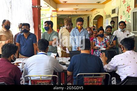 Beawar, Rajasthan, Inde, 27 juin 2021 : les agents de santé prennent les détails des résidents pour le vaccin COVID-19 lors d'une campagne de vaccination spéciale dans un centre de vaccination de Beawar. Le premier cas de la variante Delta-plus du coronavirus dans le Rajasthan a été trouvé dans le Bikaner. Au total, 48 cas de Delta plus et quatre décès ont été signalés dans 10 États de l'Inde. Crédit : Sumit Saraswat/Alay Live News Banque D'Images