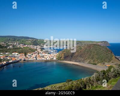 Ville de Horta derrière la baie de Monte Queimado et Porto PIM Banque D'Images