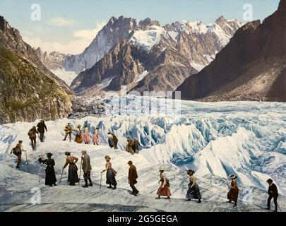 Une photo d'époque des touristes sur le glacier de la Mer de glace, Chamonix, Alpes françaises Banque D'Images