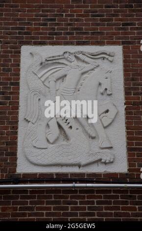 Saint George et le relief du dragon sur le mur de l'école primaire de Meadlands, Broughton Avenue, Ham, Richmond, Angleterre, Royaume-Uni Banque D'Images