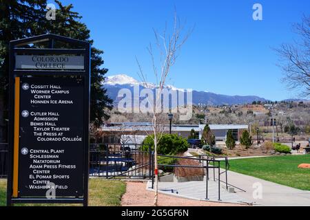 COLORADO SPRINGS, CO- 9 APR 2021- vue sur le campus du Colorado College, un collège privé situé au pied de Pikes Peak Mountain dans Colorado SPR Banque D'Images