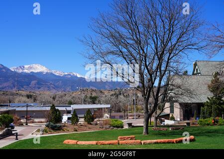 COLORADO SPRINGS, CO- 9 APR 2021- vue sur le campus du Colorado College, un collège privé situé au pied de Pikes Peak Mountain dans Colorado SPR Banque D'Images